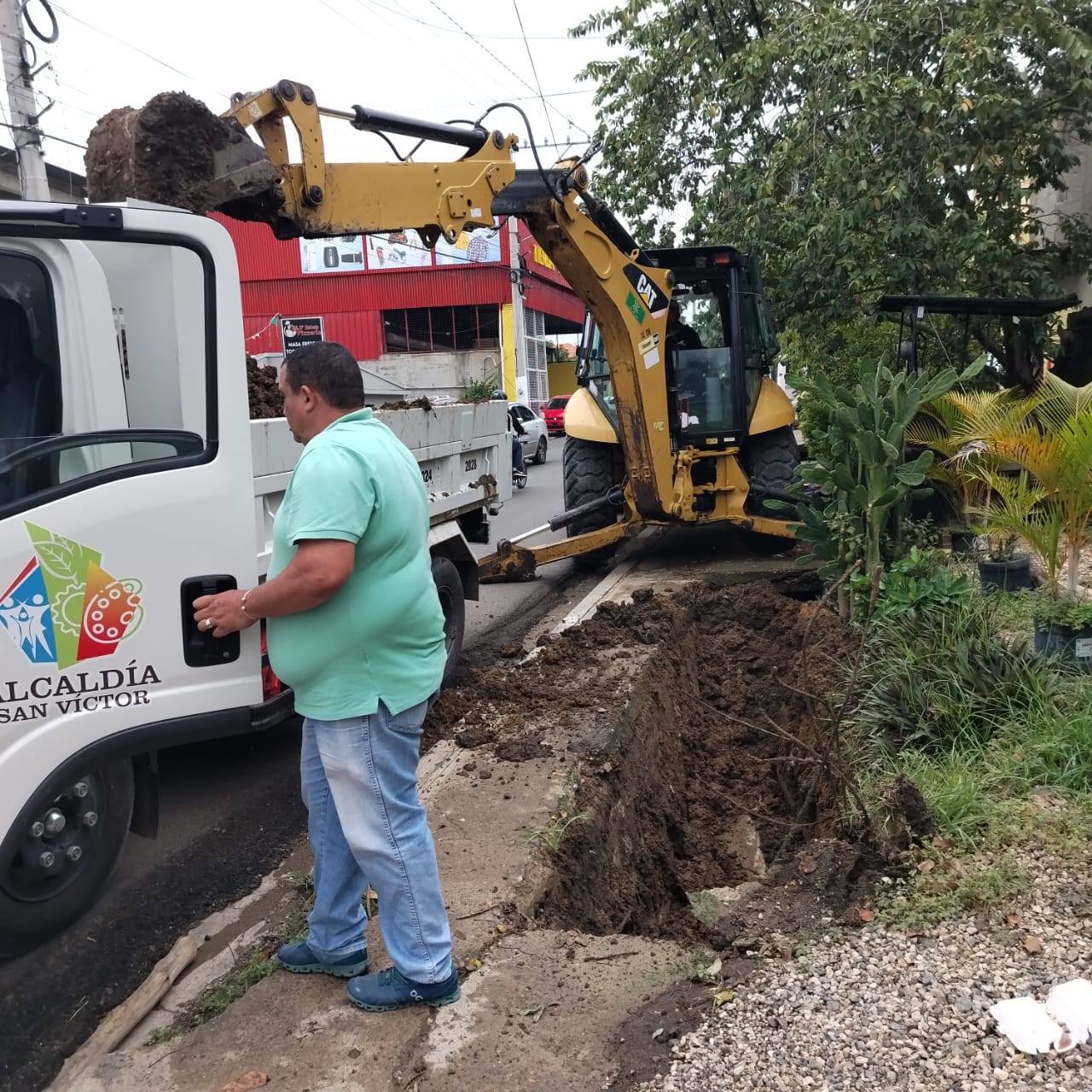 25 Octubre – El alcalde Pedro Estrella dispone limpieza de calzadas, encaches, canaletas en diferentes puntos del municipio como la carretera San Víctor Arriba, el tramo del Pley San Victor hasta el comedor Yaris y otros puntos más !!!!