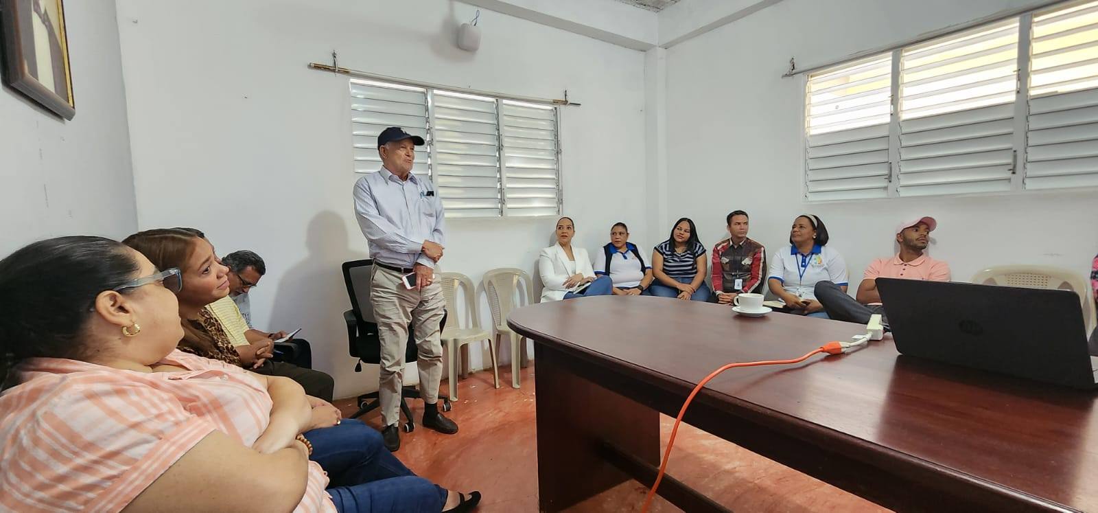 23 Febrero – El Instituto Nacional de Administración Pública (INAP) ofreció una capacitación dirigida a los empleados del Ayuntamiento de San Víctor, impartiendo el curso “Inducción a la Administración Pública”. Esta jornada formativa contó con la participación del facilitador José Alberto Blanco, quien compartió conocimientos fundamentales sobre el funcionamiento y los principios de la administración pública, fortaleciendo así las competencias del personal municipal.