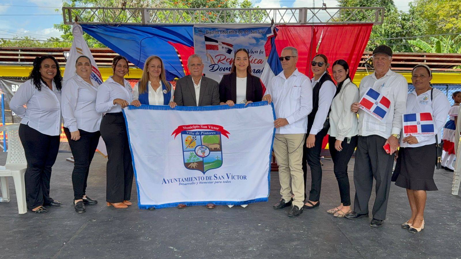 27 Febrero – Con gran fervor patrio el Distrito Educativo 0609 de San Víctor y la alcaldía de este municipio celebraron un desfile y acto en la conmemoración del 182 aniversario de la Independencia de la República Dominicana.