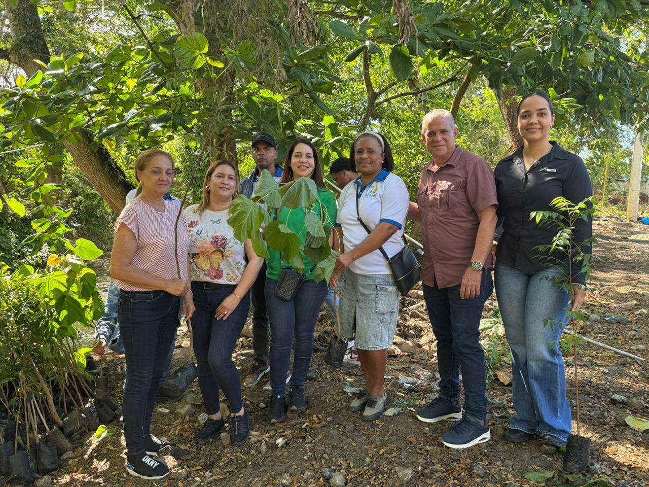 31 Marzo – La Cooperativa Vega Real y el Ayuntamiento realizan Jornada de Forestación en el Barrio San Antonio a la orilla del río.