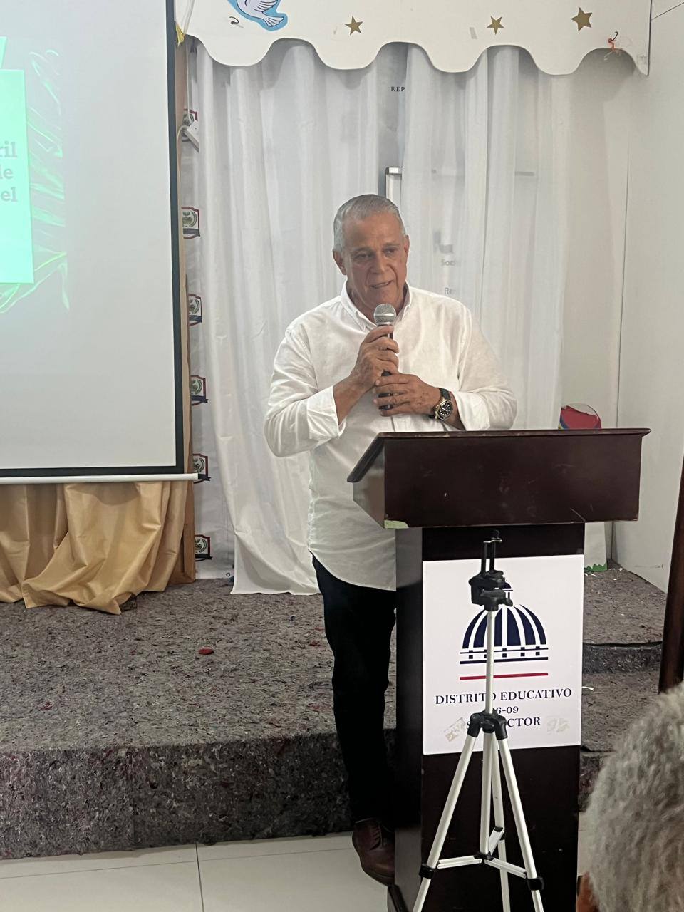 12 Mayo – Alcalde Pedro Estrella participa de conferencia impartida por Claudio Caamaño sobre la revolución de abril.