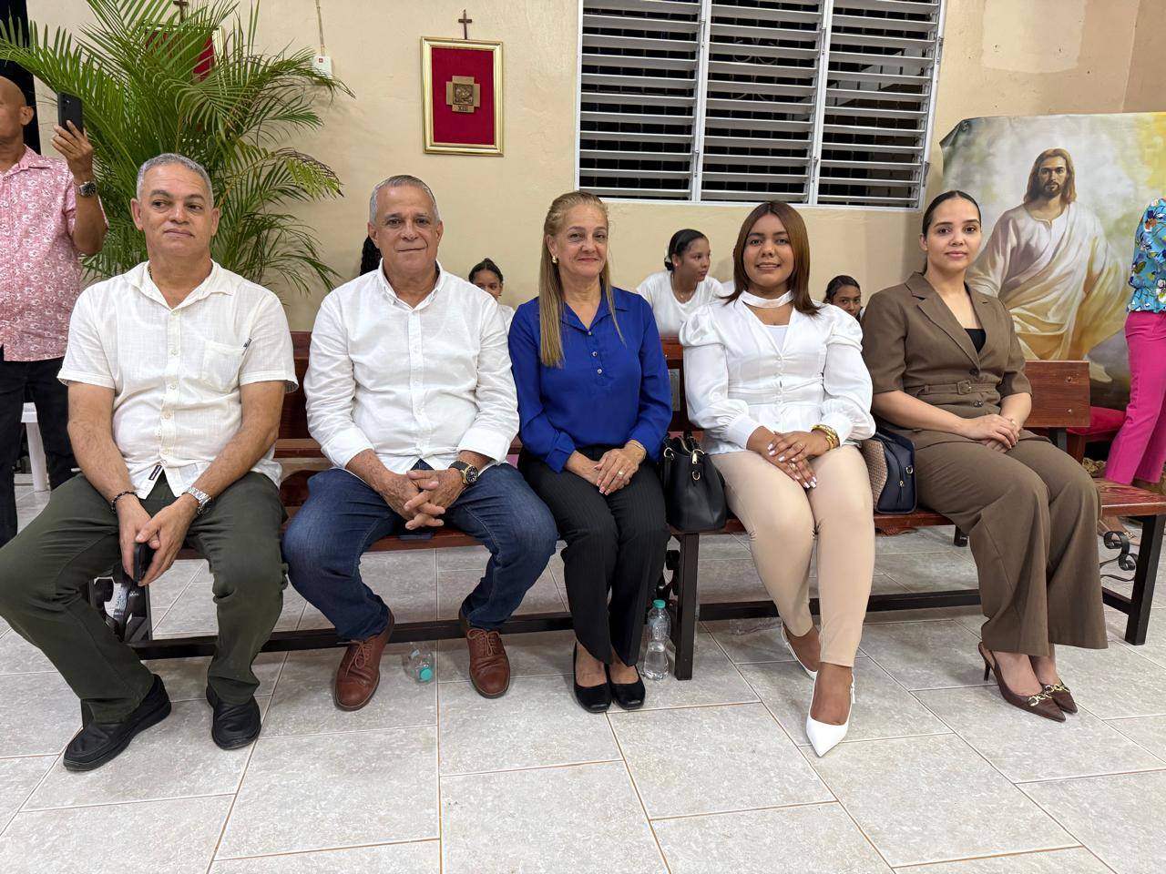 13 Mayo – Con gran Júbilo y Alegría la comunidad de Ceiba de Madera cierra hoy sus fiestas Patronales Nuestra Señora De Fátima con celebración de una concurrida eucaristía presidida por Mon Señor Amaurys, acompañado de nuestro párroco Jesús Manuel La Paz.