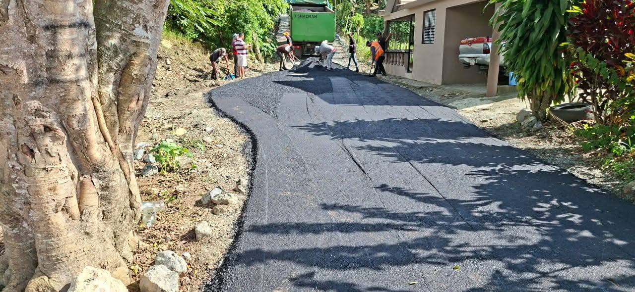 30 Abril – Sigue Pedro Estrella llegando donde lo demás nunca fueron esta es la calle del lado del Pley De Guayabillo reparada por la alcaldía y gracias al ministerio de obras públicas por el asfalto !!!