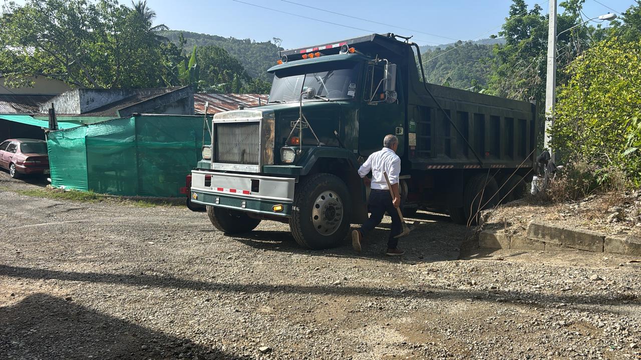 03 Junio – El pasado 03 de junio se realizaron trabajos de colocación de material asfáltico en el sector El Guayabillo, con el objetivo de mejorar las condiciones de la vía y facilitar un tránsito más seguro y cómodo para los residentes y conductores que circulan por la zona.