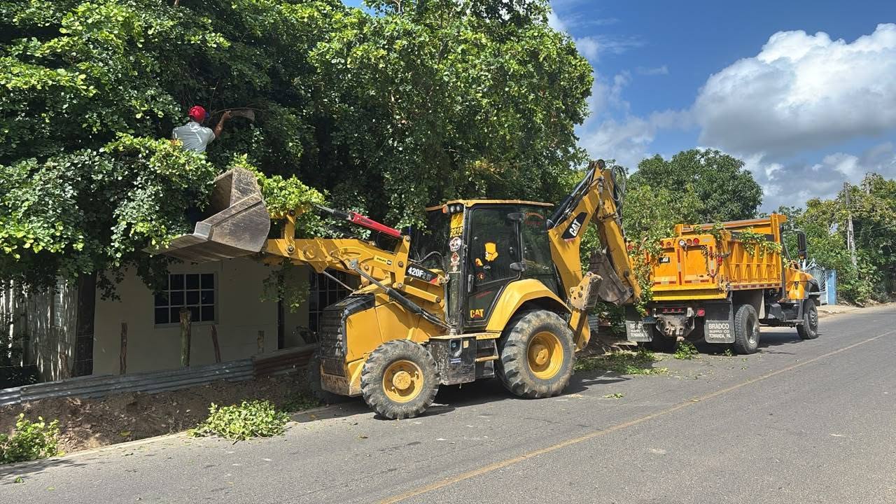 25 Junio – La alcaldía de San Víctor sigue trabajando en la limpieza de los encaches de la carretera Cuero Duro – Juan López.