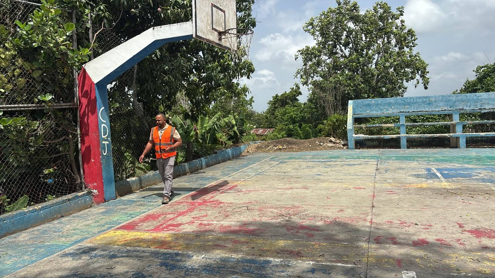26 Junio – El día hoy por iniciativa del alcalde Pedro Estrella una comisión del Ministerio Administrativo De La Presidencia llega hasta San Víctor para dar paso a la construcción del techado de la cancha de Ceiba de Madera y La Reconstrucción Total De La Cancha De San Víctor Arriba con inversión de más de 11 millones de pesos en las dos edificacione.